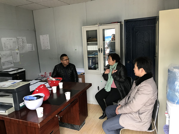 项目部办公室座谈.JPG