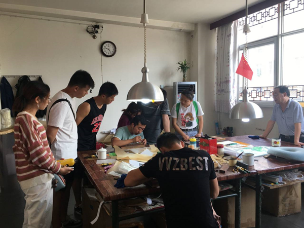 2老师向我们介绍皮影人物的传奇故事.png